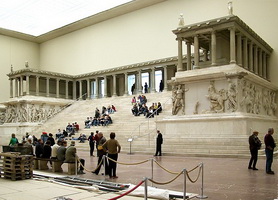 Пергамский Алтарь в Пергамском музее в Берлине
