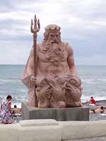 Скульптура Нептуна на набережной Сочи