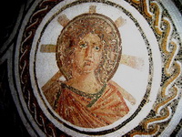 Аполлон с лучистым нимбом на римской мозаике (2 век)