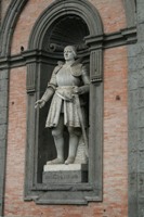 Скульптура короля Альфонсо Арагонского