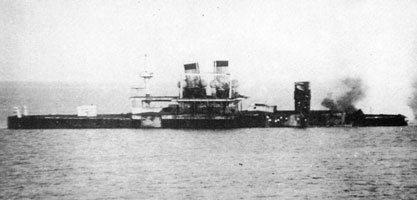 Чесма - исключённое судно № 4 под обстрелом с линейного корабля Иоанн Златоуст (1912 г.)